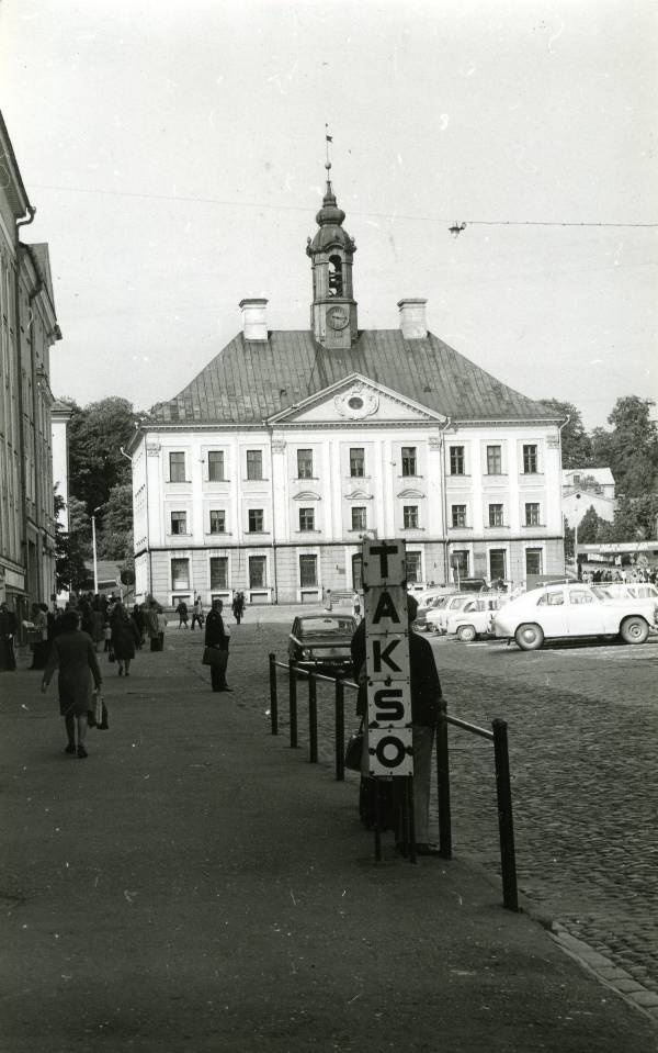 Raekoda ja Raekoja plats, ees taksopeatus. Tartu, 1975.