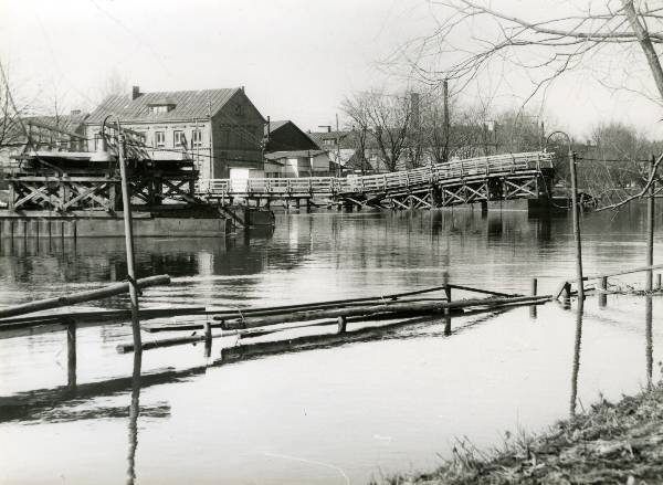 Emajõe kevadine üleujutus on viinud pontoonsilla oma kohalt. Tartu, 1970-1980.