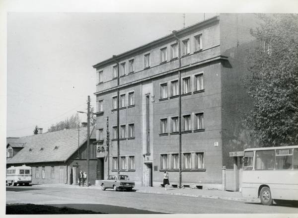 Heidemanni 5a, söökla "Edu". Kõrval Tartu kunstikooli ühiselamu. Tartu, 1975.