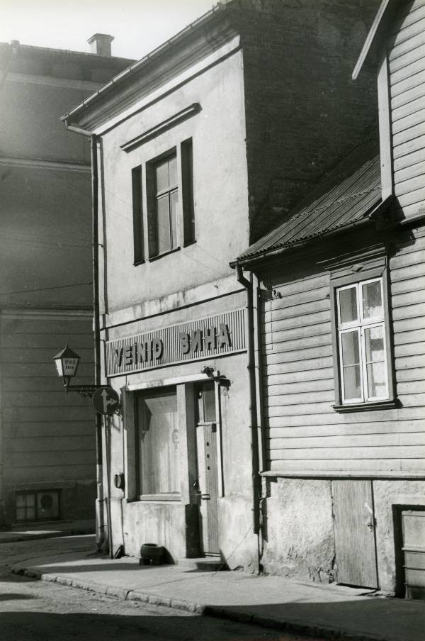 Munga 10 Jaani t poolne külg, veinibaar (rahvasuus Miša baar). Tartu, 1970-1975.