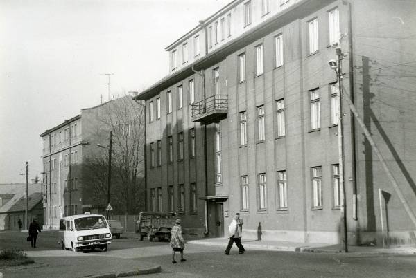Kuperjanovi t, paremal silmakliinik. Tartu, 1975-1985.