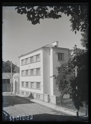 Vaade hoonele, mille väraval silt "Mööblitööstus B. Paljak"  similar photo