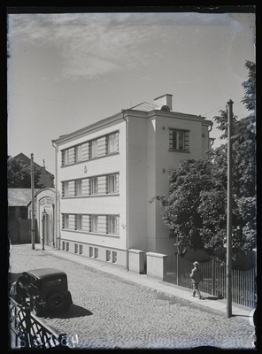 Vaade hoonele, mille väraval silt "Mööblitööstus B.Paljak"  similar photo