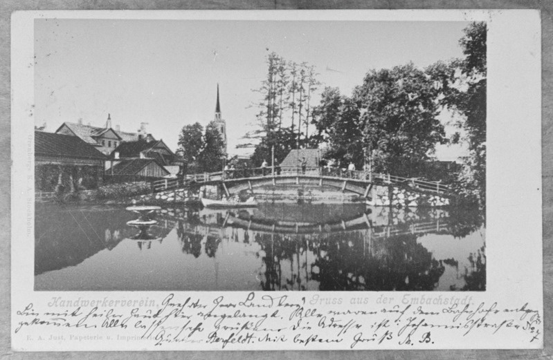 Tartu Käsitööliste Seltsi aed tiigiga.