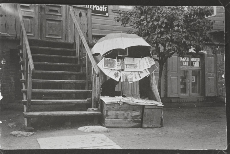 Tartu. Ajalehtede müügipunkt tänaval.