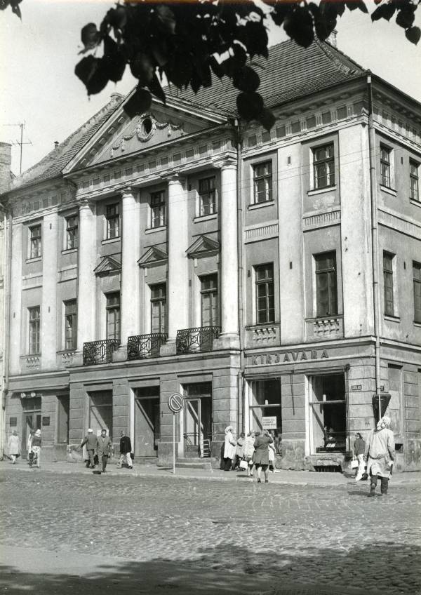 Raekoja plats 16, raamatukauplus Kirjavara. Tartu, 1970-1975.