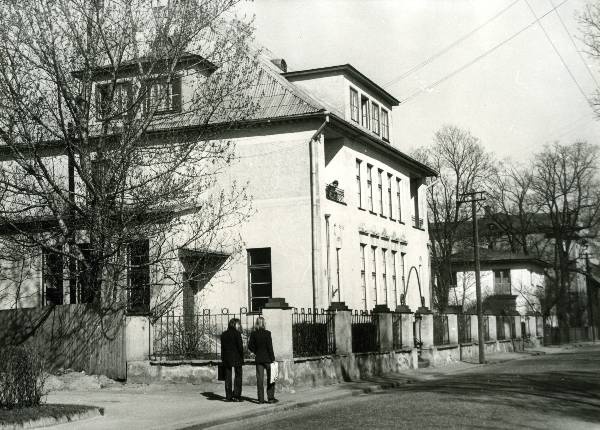 Veski tänava vaade. Ees Veski 69 (Sakala korporatsiooni maja). Tartu, 1975-1985.