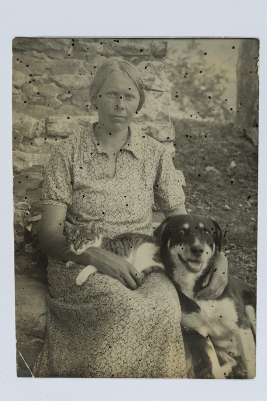 Naine kassi ja koeraga