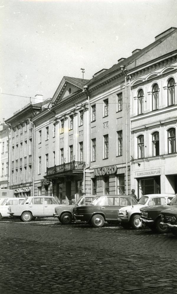 Raekoja plats 10, Raekoja plats 12, Raekoja plats 14. Tartu, 1975.