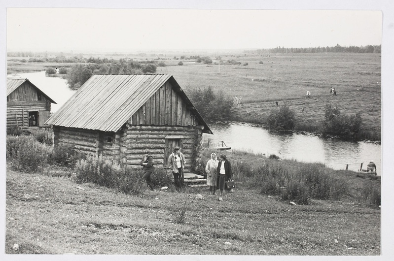 Dotsent P. Palmeos, M. A. Morjova ja üliõpilased M. A. Morjova sauna "kulu" (ehitatud 1977) ees.