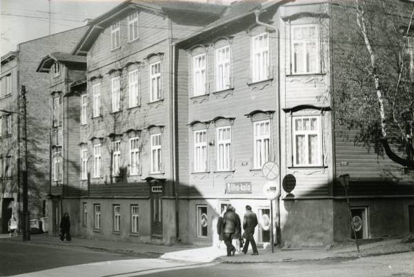 Tähe tänav. Ees Tähe 26, keldripood. Tartu, 1975-1985.
