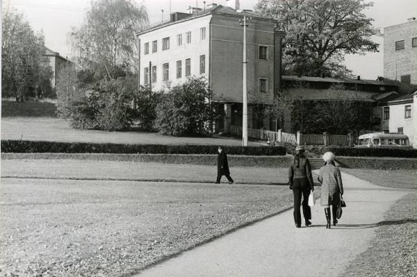 Haljasala Ülikooli ja Kitsa t nurga juures. Tartu, 1975.