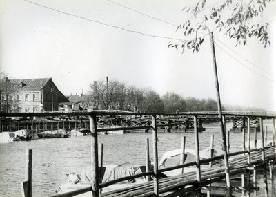 Pontoonsild Kroonuaia t juures ja paadisillad Emajõe kallaste ääres. Tartu, 1970-1975.  similar photo