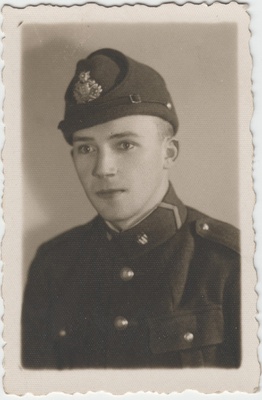 Sõdurimundris tundmatu noormees  duplicate photo