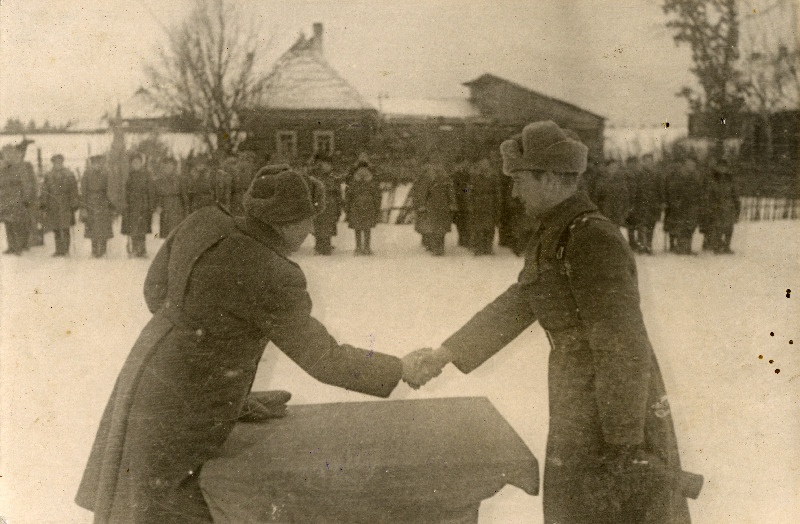 Alampolkovnik Jaek (vasakul) Narva lähistel Eesti laskurkorpuse 179 suurtükiväepolgu ülemale alampolkovnik Reskovile teenete eest Narva all ordenit üle andmas.