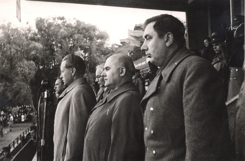 Eesti NSV fašistlikust okupatsioonist vabastamise tähistamiseks toimunud miiting Kadrioru staadionil (vasakult) EK(b)P esimene sekretär N. Karotamm, Eesti NSV Ülemnõukogu Presiidiumi esimees Joh. Vares, Eesti NSV Rahvakomissaride Nõukogu esimees A. Veimer.