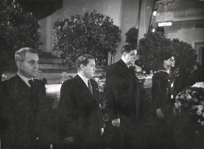 Auvalve Eesti NSV Ülemnõukogu Presiidiumi esimehe Johannes Varese põrmu juures Estonia kontserdisaalis (vasakult): Kovalniski, Sasonov ja A. Veimer.  similar photo