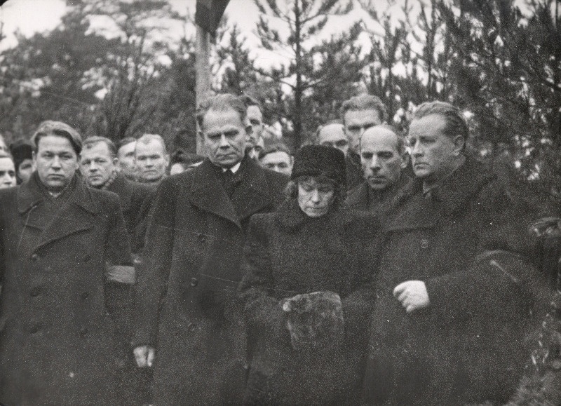 Johannes Varese matusetalitusest osavõtjad haua juures Metsakalmistul (paremalt): N. Karotamm, J. Semper, Emilie Vares ja H. Kruus.