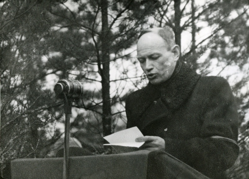 Eesti NSV Ministrite Nõukogu liige N. Andresen Johannes Varese matusel kõnet pidamas.