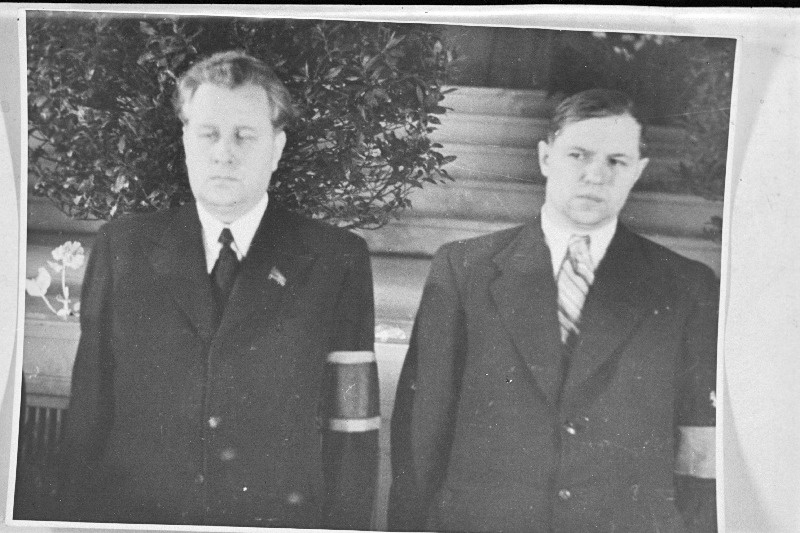 Partei ja riigitegelased, N. Karotamm ja B. Jefremov auvalves Johannes Varese kirstu juures Estonia kontserdisaalis.