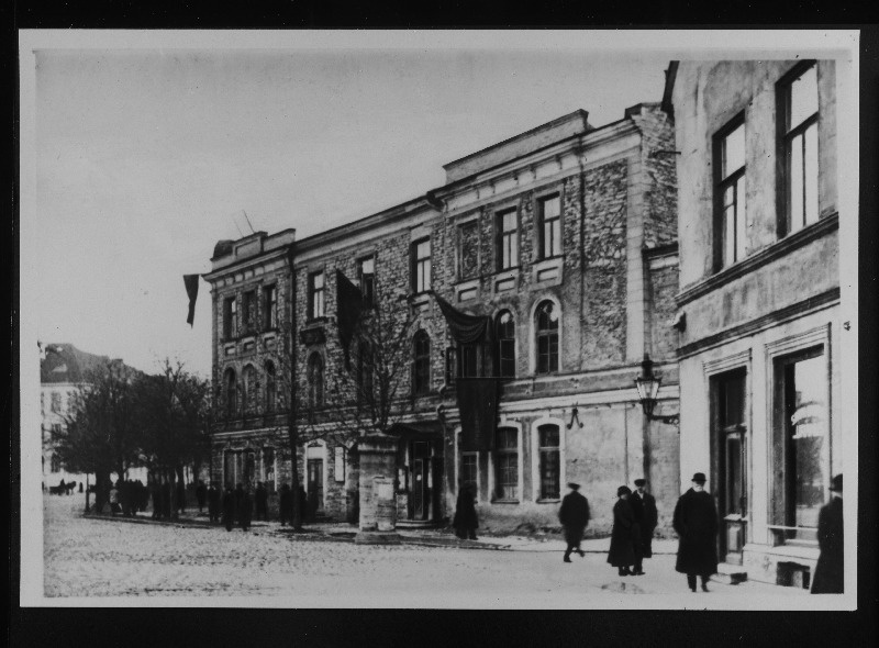 Tööliste Maja Tallinnas Suur-Karja tänav 18 - juhtivate töölisorganisatsioonide asukoht kuni 1921. aastani, 1917.a. asusid selles hoones VSDT (b)P Eestimaa Büroo, partei Tallinna Komitee, ajalehtede Kiir, Utro Pravdõ ja teiste toimetused, ametiühingud jne., 1919.a. toimus selles hoones Eestimaa Ametiühingute I kongress.