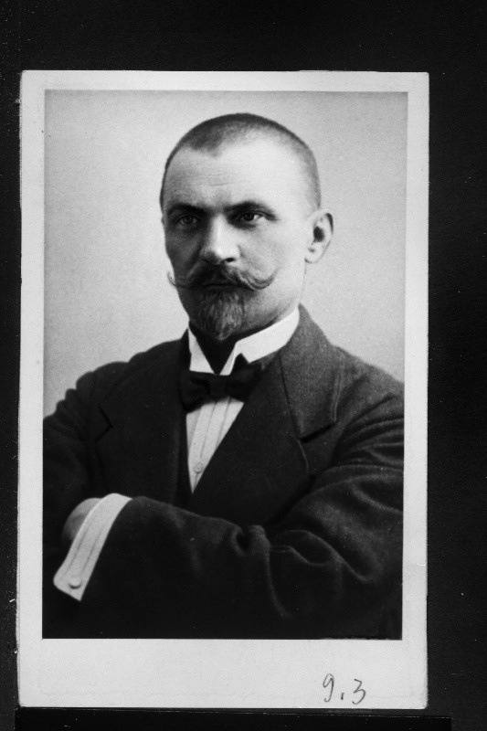 Sihver, Jaan (1879-1918.a.) - VSDT (b)P liige 1905.a. alates, Eestimaa Sõjarevolutsioonikomitee liige 1917/18.a. Punaarmee eesti väeosade organiseerija, Eesti Kütipolkude Revolutsioonilise Sõhjanõukogu esimees.