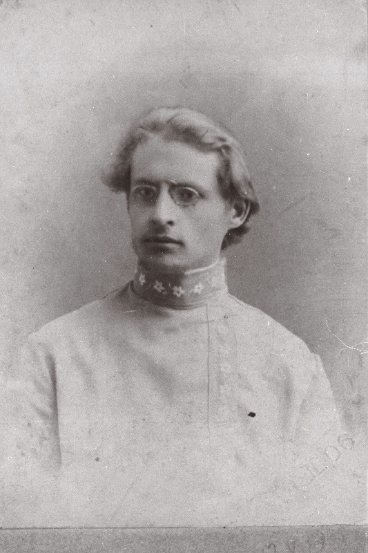 Koptjuhh, Arseni (töötas Tallinnas Oskar Minesi varjunime all) - revolutsionäär, 1906.a. 20. juulil ristlejal Pamjat Azova toimunud ülestõusu juht.