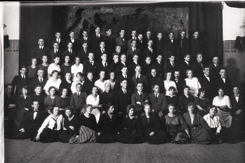 Ilmaliku leeri lõpetajad Valvajas 1922.a.I rida (all istuvad): 1. Johannes Kuuskmann, 2. Salme Raekson, 3. Benita Lauristin, 4. Alma Vaarmann, 5. Jenny Tenno, 6. Helmi Kanger, 7. Linda Vaarmann, 8. Hansen, 9. Sommerling. II rida (vasakult) 6. Vanja, 7. Anna Rästas, 8. Jaan Rästas, 9. Aleksander Janson, 10. Ed.Kägu. III rida: 4. Amalie Krutob, 5. Alide Lepp, 6. Elfriede Morgenson , 7. Lilli Brunfeld, 9. 9. Johannes Betlem, 10. Aleksander Leiner, Irine Jürkmann, VI rida: 3. Jaan Kamberg, 6. Osvald Piir.