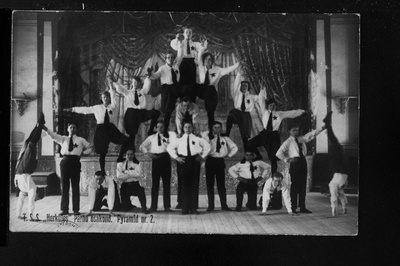 Töölisspordiseltsi Herkules Pärnu osakonna liikmed püramiididega esinemas.  duplicate photo