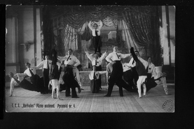 Töölisspordiseltsi Herkules Pärnu osakonna liikmed püramiididega esinemas.  duplicate photo