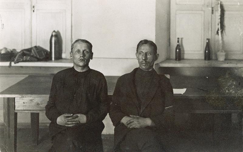 1. detsembri 1924.a. relvastatud ülestõusu peastaabi kaitsemeeskonna ülem August Lillakas (paremal) ja kaitsemeeskonna liige Richard Käär (mõlemad hukati kodanluse poolt 1924.a.)