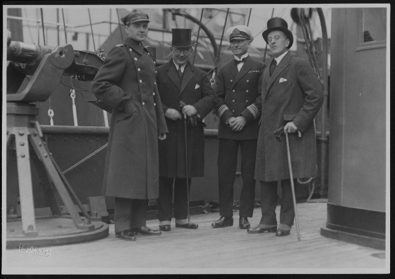 Poola saadik koos kõrgemate sõjaväelastega Tallinna sadamas.