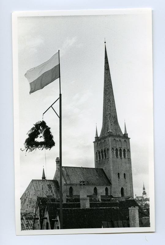 Suurtükitorni Paks Margareeta rekonstrueerimine meremuuseumiks. Lehvimas Poola lipp ja üles on tõmmatud sarikapeo pärg. Tagaplaanil Oleviste kirik.