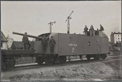 Soomusrong nr 5 suurtükiplatvorm "Võitleja" Riias  duplicate photo