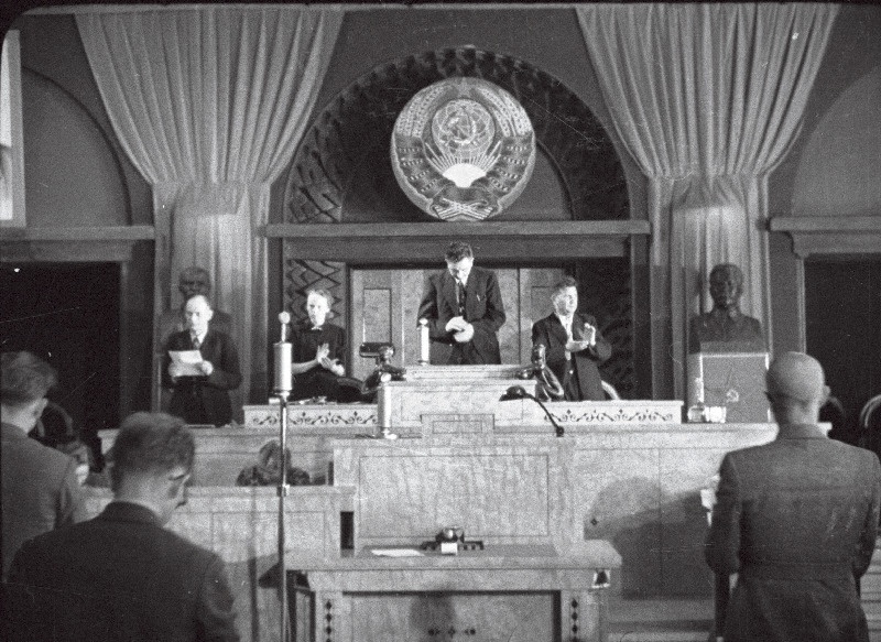 Riigivolikogu esimene istungjärk 21.-23.07.1940, juhataja Arnold Veimer.