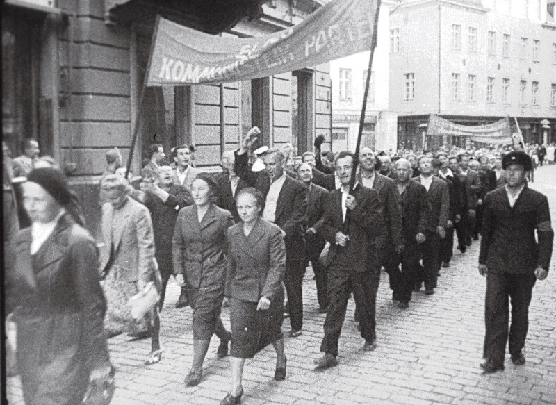 Tööliste rongkäik Pikal tänaval suundub NSV liidu saatkonna hoone juurde.