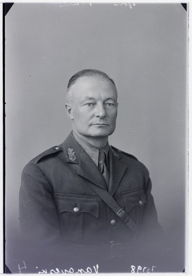 Sõjaväe Varustusvalitsuse raha-arveosakonna ülem kolonel Hans Vanaveski.  duplicate photo