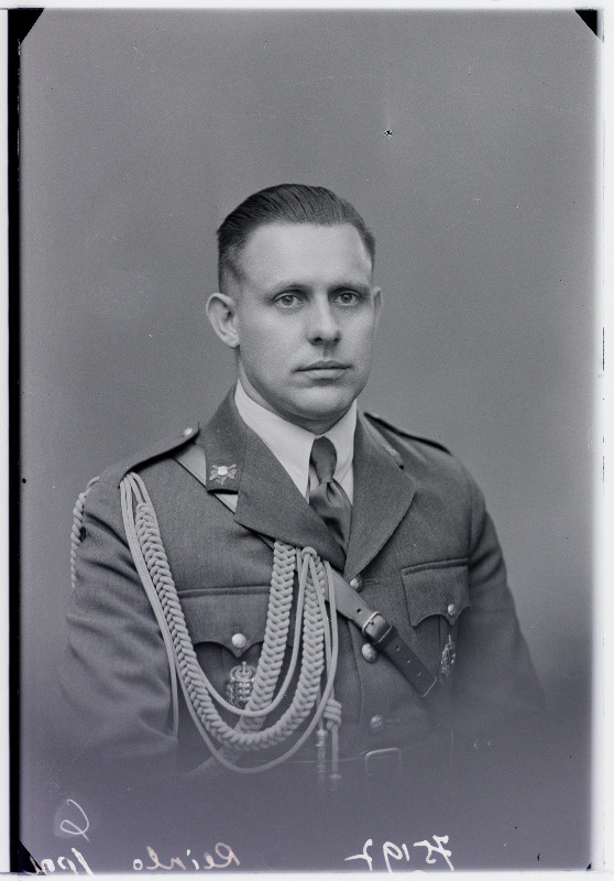 Sõjavägede Staabi ohvitser kapten Ants Reinlo (Hans Freimann).