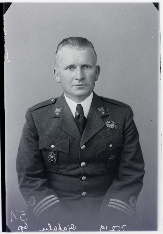 Auto-Tankirügemendi ohvitser leitnant Jüri Ojatalu (Straus).