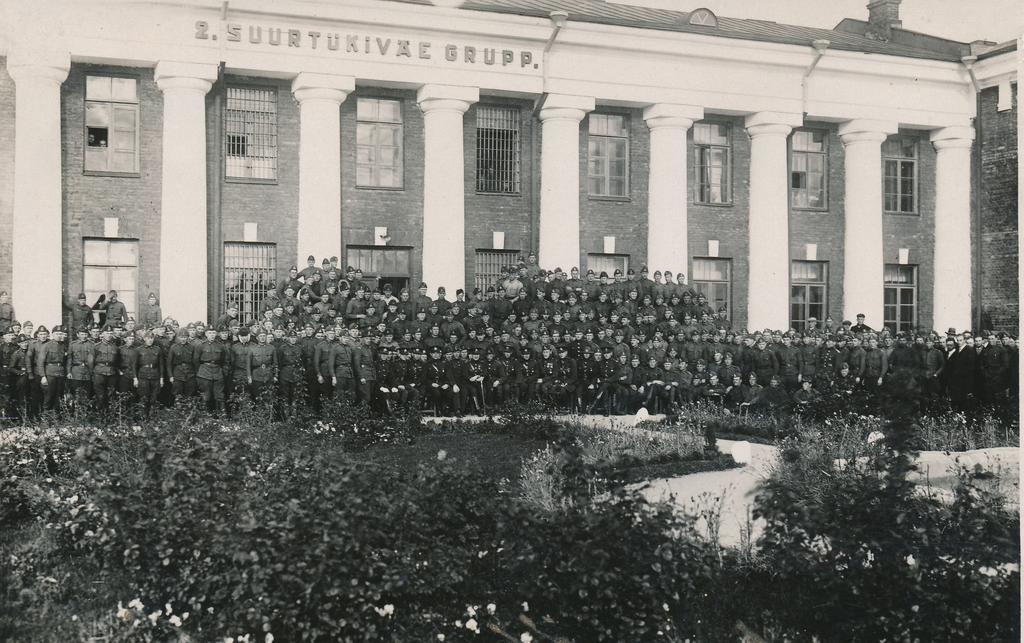 Sõdurid 2. suurtükiväe grupi kasarmute ees