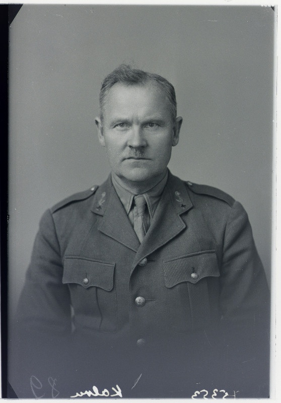 Sõjaväe Keskapteegi ülem, farmatseut kapten Juhan Kalvo (Johannes Kansvei).