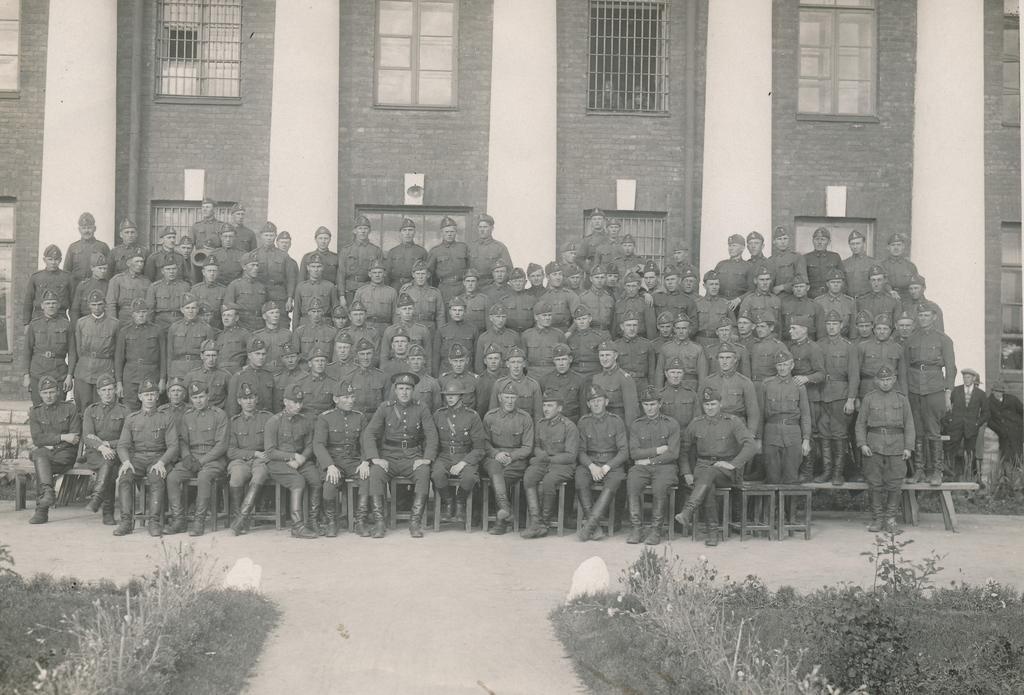 Sõdurid 2. suurtükiväe grupi kasarmute ees