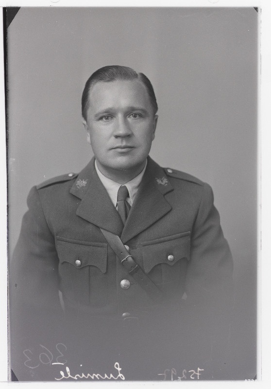 1. Suurtükiväegrupi ohvitser leitnant Ants Lumiste (Arnold Spirka).