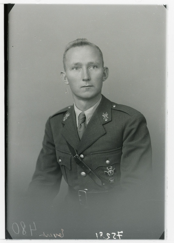 Riigikaitse õpetaja leitnant Arnold Evert.