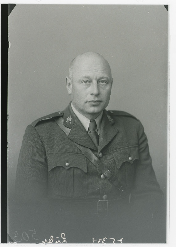 Sõjaväe Varustusvalitsuse käsundusohvitser kapten Ernst Lübik.