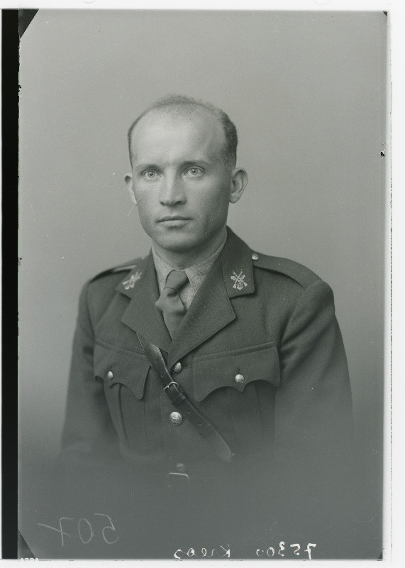 Sõjaväe Varustusvalitsuse Relvastusosakonna ohvitser nooremleitnant August Kreos.