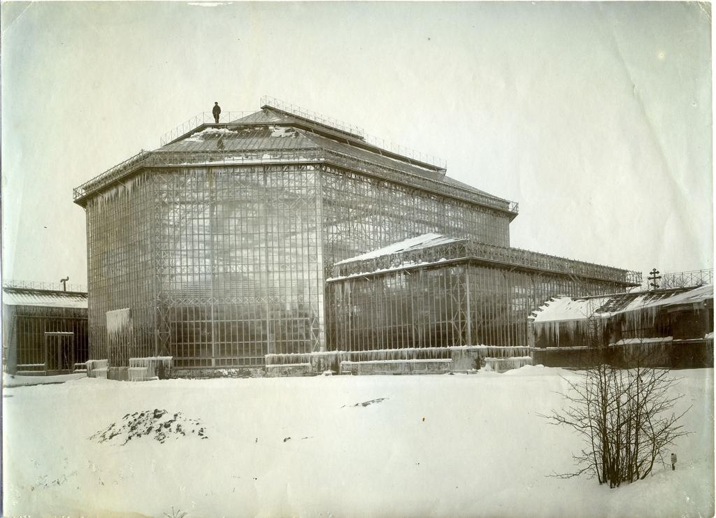 Vaade suurele klaasist hoonele