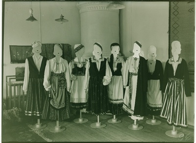 Stiliseeritud rahvariided Tallinna Naiskutsekooli õpilastööde näitusel.  duplicate photo