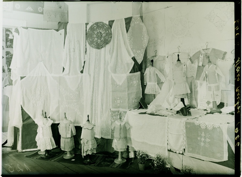 Väljapanekuid Tallinna Naiskutsekooli õpilastööde näitusel.