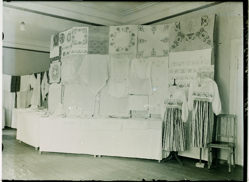 Väljapanekuid Tallinna Naiskutsekooli õpilastööde näitusel.